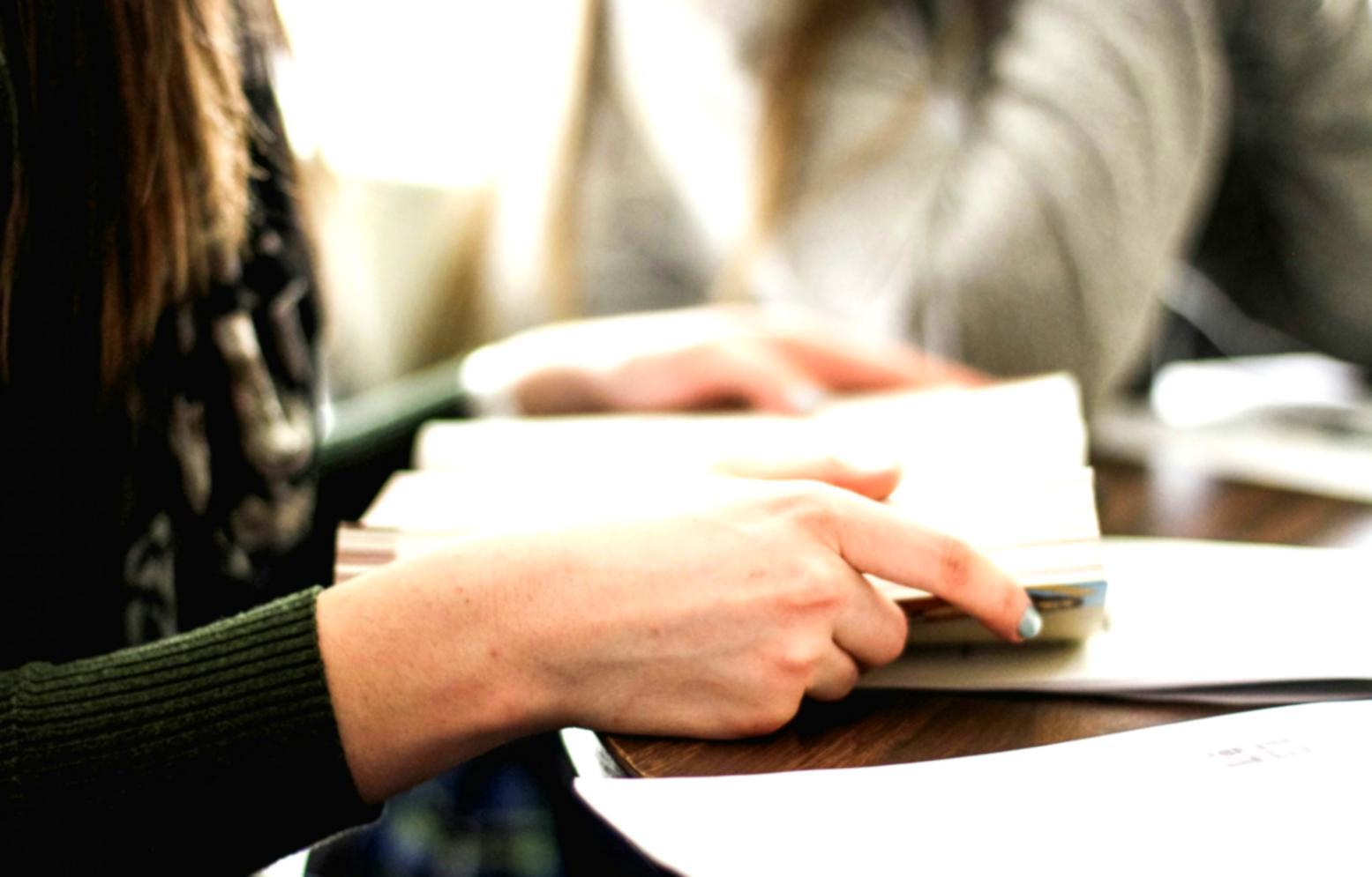 Unternehmer arbeitet konzentriert an Finanzplanung